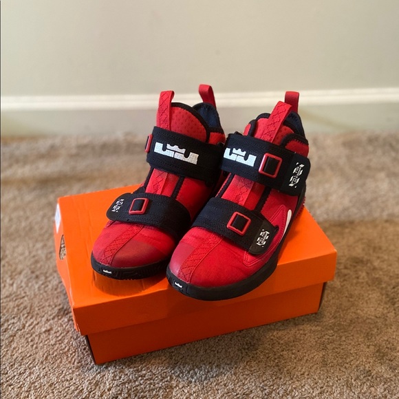 Nike shoes - Picture 1 of 2